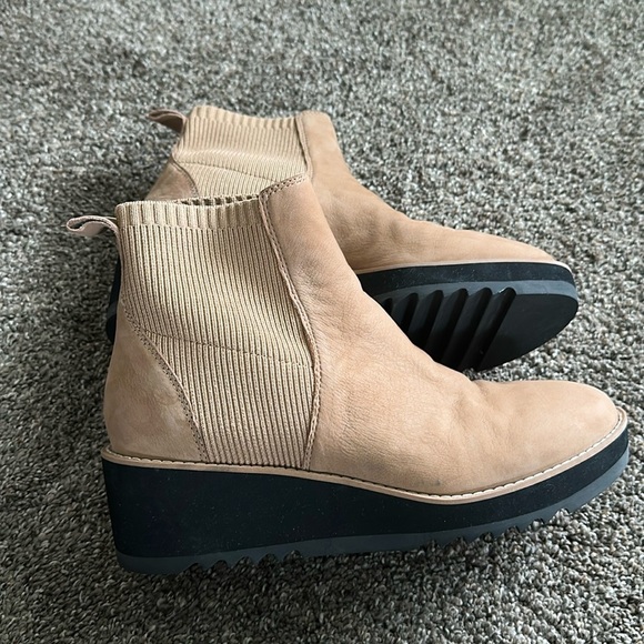 Eileen Fisher Chelsea wedge boot in wheat. Sz 9 used in good condition. - Picture 1 of 5